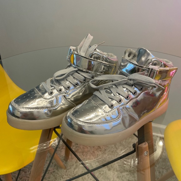 CHROME LED LIGHT UP HIGH TOP SNEAKERs! Yes you read that right! Size 6 - Picture 5 of 8